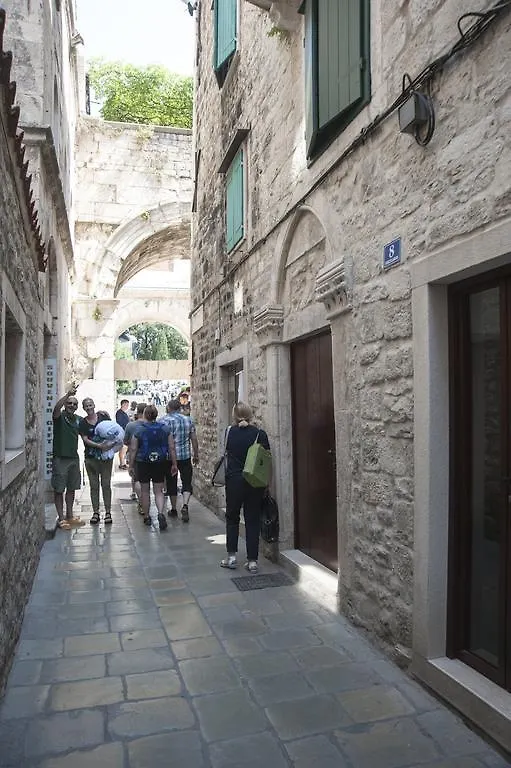 Grgur Ninski Rooms krevet i doručak